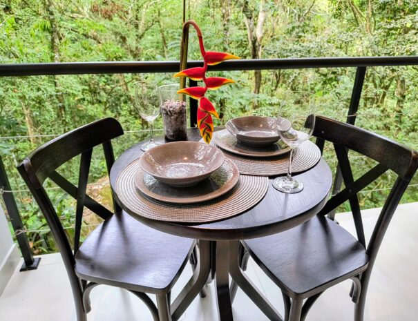 Mesa posta com vista para o verde: seu café da manhã ou almoço leve no clima da mata atlântica.