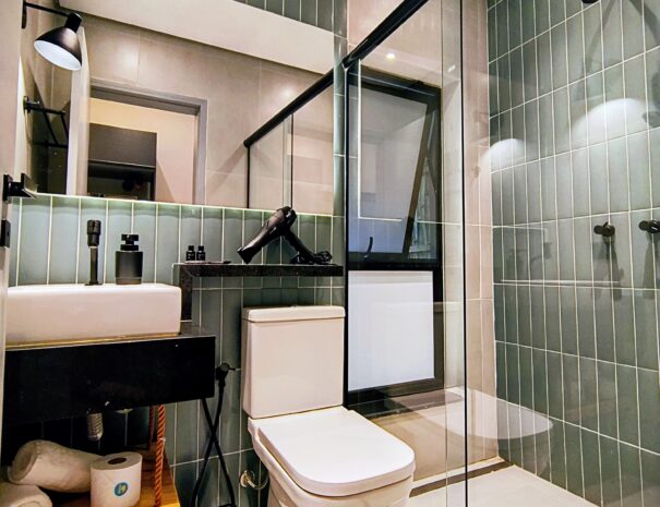 Banheiro moderno e super bem cuidado, com box de vidro e acabamento clean — perfeito para relaxar depois da praia e da cachoeira.