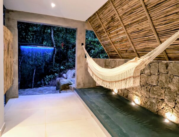 Do pátio você já vê a cascata fria: poucos passos para um banho refrescante ao ar livre.