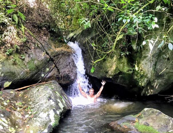 Cachoeira natural privativa (trilha ~20 m). Ambiente de floresta, selvagem: pode haver animais silvestres; pedras podem escorregar e há plantas urticantes. Acesso por conta e risco — use calçado firme.