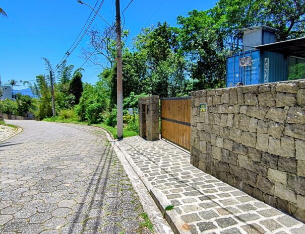 Rua interna do condomínio: estacionamento em frente ao portão, prático e sem complicação.