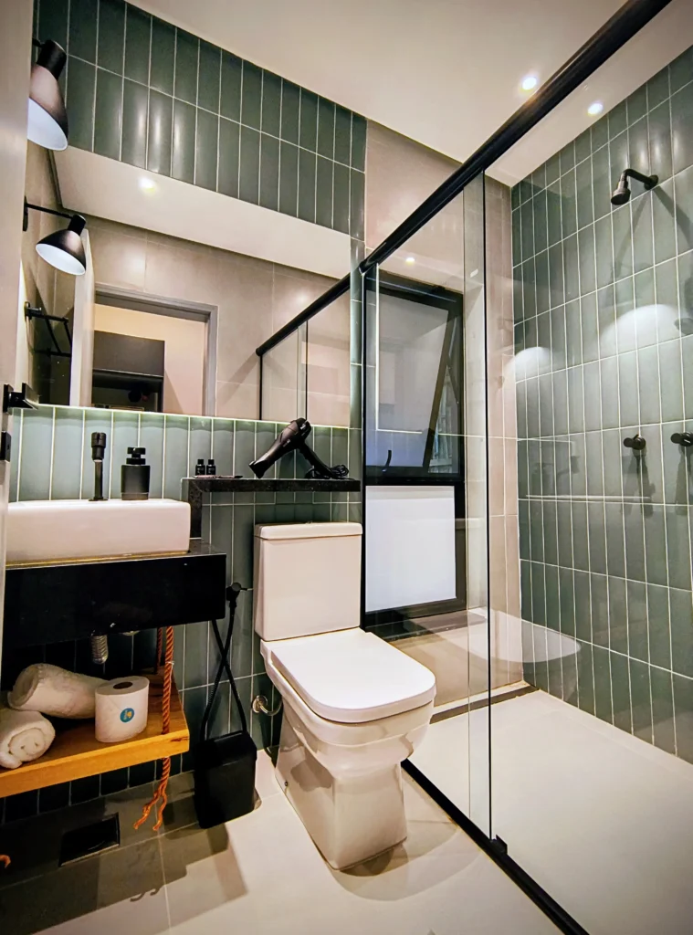 banheiro moderno para casal - pousada em ilhabela