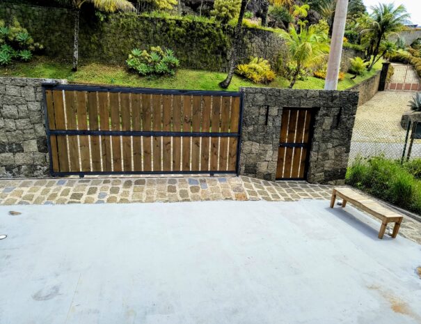 Área de entrada ampla para embarque/desembarque e apoio — fácil para manobrar e organizar malas.