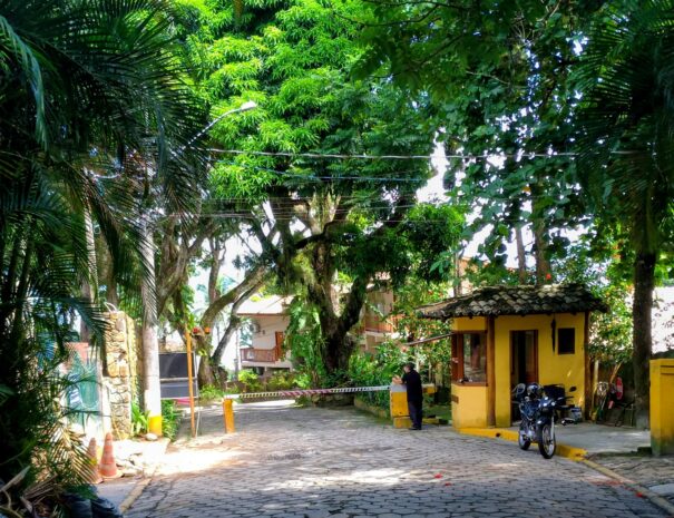 Acesso pelo Condomínio Siriúba I com guarita 24h. Ao chegar, basta se identificar e informar que vai para as Suítes Siriúba (casa container).