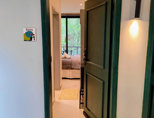 Suíte independente com entrada privativa direto para o quarto. As suítes ficam lado a lado, e as paredes com lã de rocha ajudam no conforto acústico, reduzindo ruídos e garantindo mais tranquilidade.