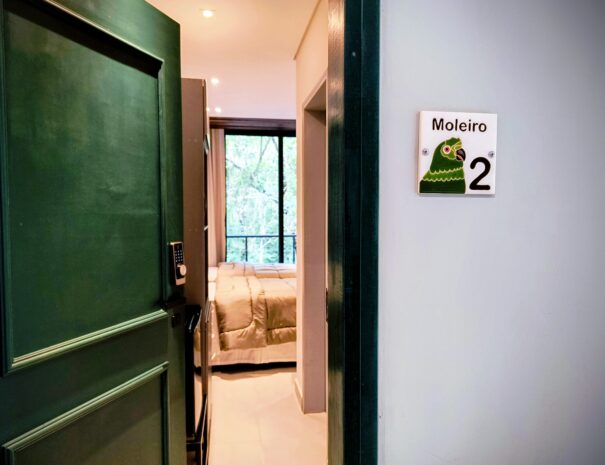 Suíte independente com entrada privativa direto para o quarto. As suítes ficam lado a lado, e as paredes com lã de rocha ajudam no conforto acústico, reduzindo ruídos e garantindo mais tranquilidade.