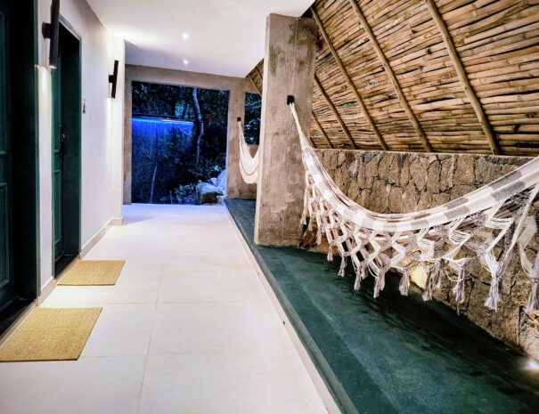 Rede no pátio para desacelerar: cobertura artesanal de bambu e iluminação baixa para um clima super aconchegante.