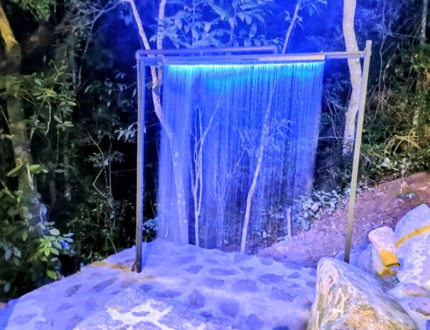 Cascata fria ao ar livre com LED: um “ritual” de Ilhabela para se refrescar e desacelerar.