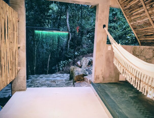 Pátio privativo com rede e cobertura artesanal de bambu (colhido no chão do Siriúba), feita pelo anfitrião — perfeito para relaxar e ouvir a água.