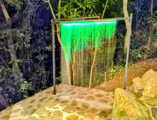 átio com cascata fria em inox (1,5 m) e iluminação em LED — banho gelado revigorante e fotos incríveis.