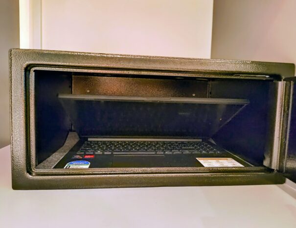 Cofre Yale para notebook e documentos. Você define e pode alterar o PIN (não existe senha mestre). Por segurança, se houver travamento, a abertura é feita com chave física pelo anfitrião.