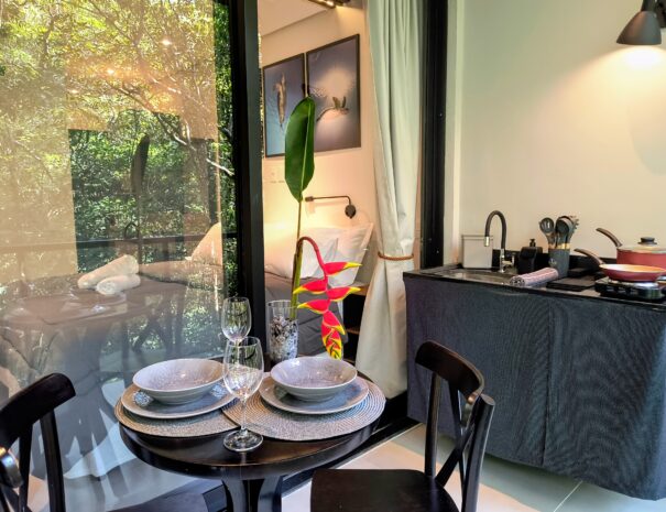 Mesa posta com vista para o verde: seu café da manhã ou almoço leve no clima da mata atlântica.