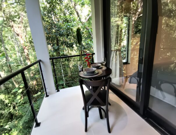 Cantinho da varanda com vista para a mata — ótimo para café da manhã, um almoço leve ou trabalho com tranquilidade.