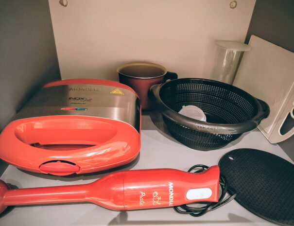 Eletros de apoio no dia a dia: sanduicheira/grill e itens extras para facilitar café, lanches e refeições rápidas.