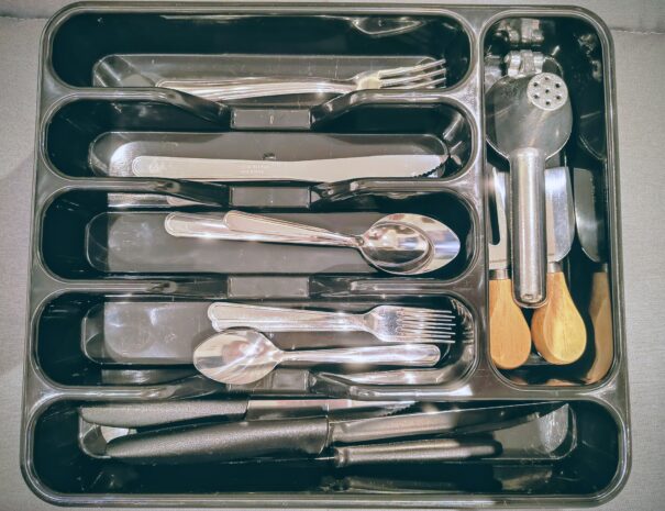 Utensílios e talheres completos para pequenas refeições: tudo organizado e fácil de encontrar.