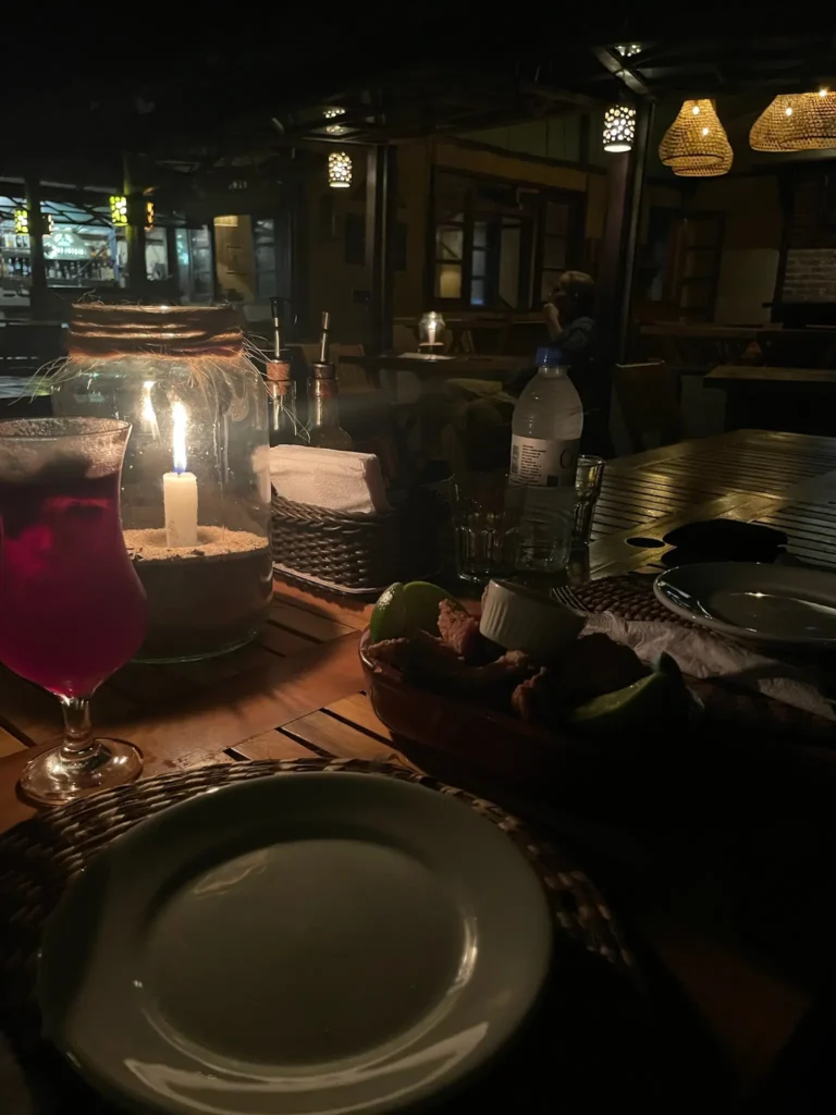 Jantar à luz de velas na Pousada Canto Bravo, na Praia do Bonete, em Ilhabela