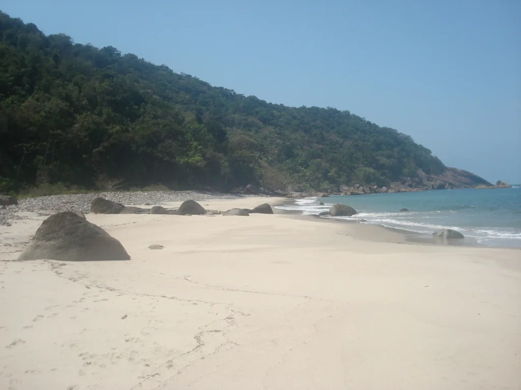 Praia das Enchovas, próxima ao Bonete, no sul de Ilhabela